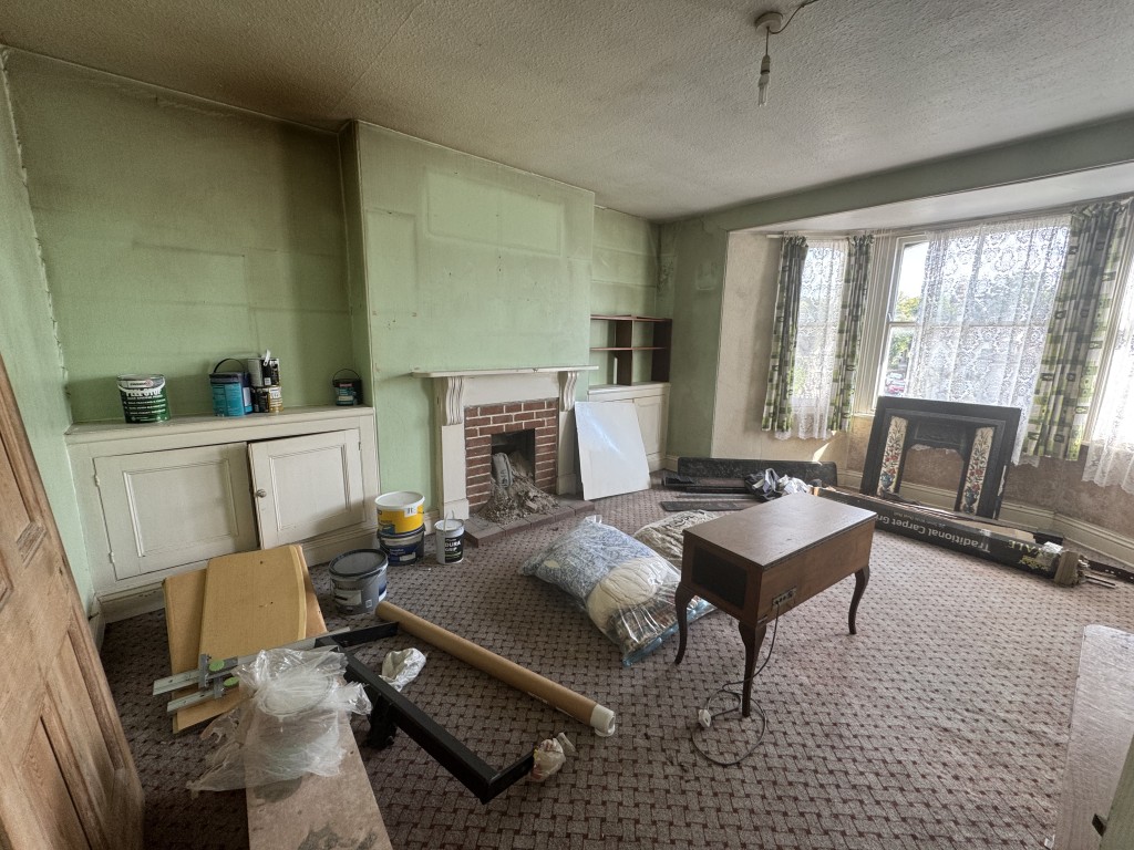 Lot: 33 - SUBSTANTIAL PROPERTY PREVIOUSLY ARRANGED AS TWO FLATS REQUIRING IMPROVEMENT - 41 Bedroom two